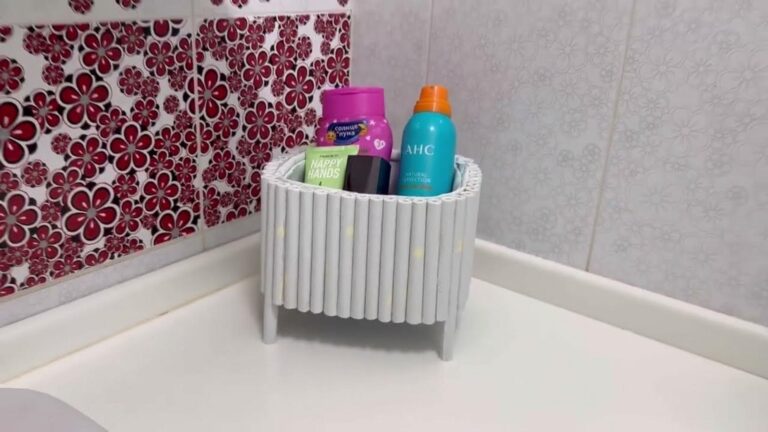 Questo semplice gesto trasforma bottiglie di plastica in un organizer sorprendente…