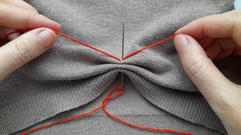 5 Trucchi Creativi per Accorciare Qualsiasi Maglietta Senza Tagliare!