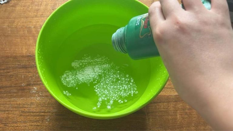 Prova a mettere 2 cucchiai di talco in acqua tiepida: il trucco per…