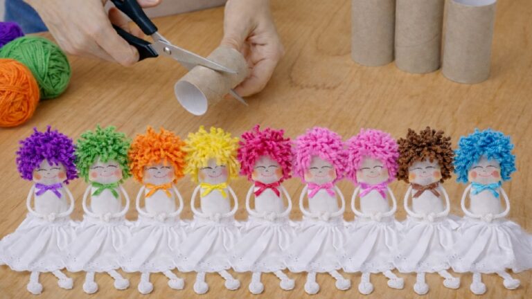 Crea 5 bambole in 4 ore con rotoli di carta e lana, ecco come!